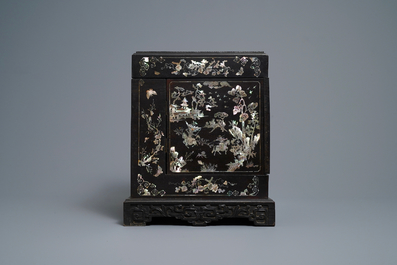 A Chinese or Vietnamese mother-of-pearl-inlaid lacquered wooden liquor casket, 19/20th C.