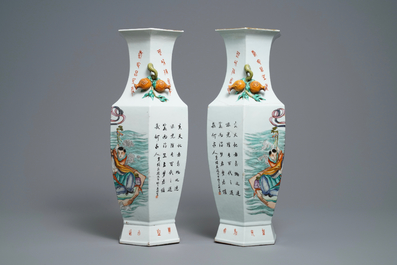 Une paire de vases de forme hexagonale en porcelaine de Chine qianjiang cai, sign&eacute;s Wang Qi, dat&eacute;s 1918