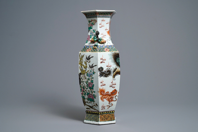 Un vase de forme hexagonale en porcelaine de Chine famille rose, 19&egrave;me