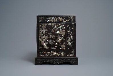 A Chinese or Vietnamese mother-of-pearl-inlaid lacquered wooden liquor casket, 19/20th C.