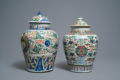 Deux vases couverts en porcelaine de Chine wucai, &eacute;poque Transition