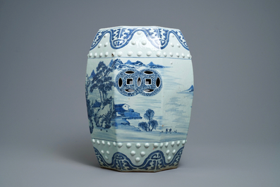 Un tabouret en porcelaine de Chine en bleu et blanc &agrave; d&eacute;cor d'un paysage, Qianlong