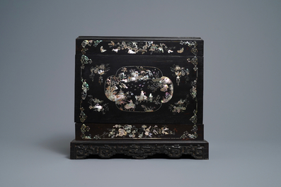 A Chinese or Vietnamese mother-of-pearl-inlaid lacquered wooden liquor casket, 19/20th C.