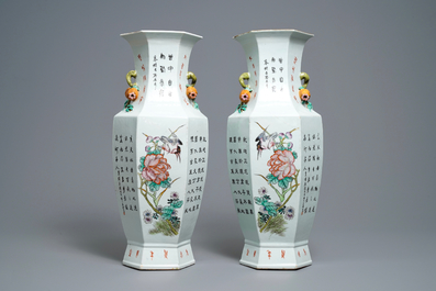 Une paire de vases de forme hexagonale en porcelaine de Chine qianjiang cai, sign&eacute;s Wang Qi, dat&eacute;s 1918