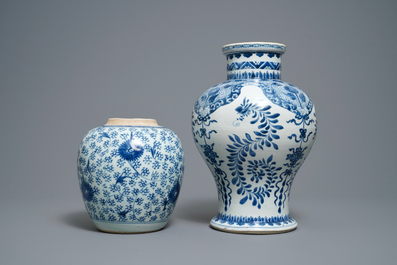 Twee Chinese blauw-witte vazen met floraal decor, Kangxi