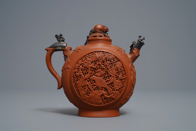 Een Chinese dubbelwandige opengewerkte Yixing steengoed theepot met zilveren montuur, Kangxi