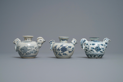 Trois compte-gouttes aux t&ecirc;tes de poules en porcelaine de Chine en bleu et blanc, Ming