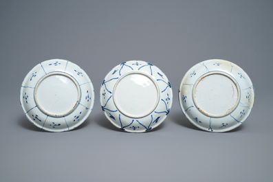 Drie Chinese blauw-witte kraakporseleinen borden met vogels en een sprinkhaan, Wanli