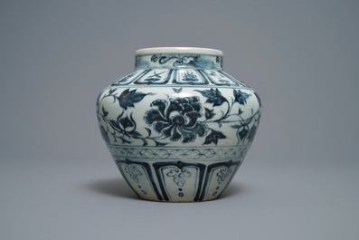 Un vase en gr&egrave;s porcelaineux en bleu et blanc, Annam, Vietnam, 15/16&egrave;me