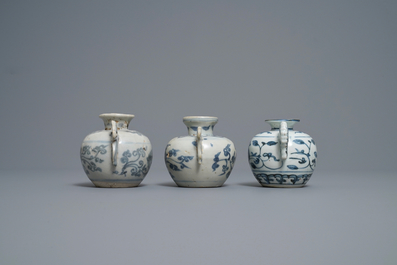 Drie Chinese blauw-witte waterdruppelaars met kippenkoppen als tuiten, Ming