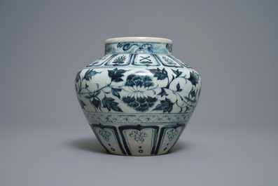 Un vase en gr&egrave;s porcelaineux en bleu et blanc, Annam, Vietnam, 15/16&egrave;me