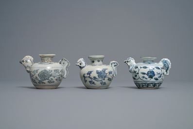 Trois compte-gouttes aux t&ecirc;tes de poules en porcelaine de Chine en bleu et blanc, Ming