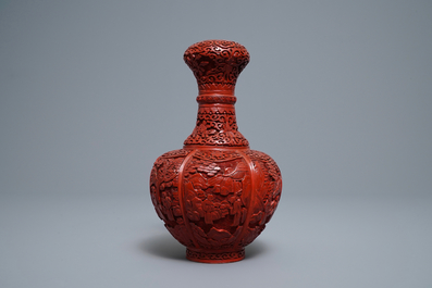 Un vase de forme bouteille en laque rouge, Chine, 19/20&egrave;me