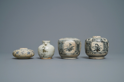 Vier blauw-witte Annamese vazen en een schotel, Vietnam, 14/16e eeuw