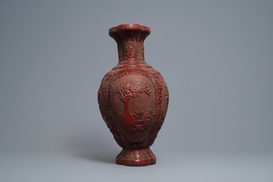 Un vase en laque rouge, marque de Qianlong, Chine, 19/20&egrave;me