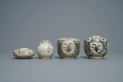 Quatre vases et un plat en gr&egrave;s porcelaineux en bleu et blanc, Annam, Vietnam, 14/16&egrave;me