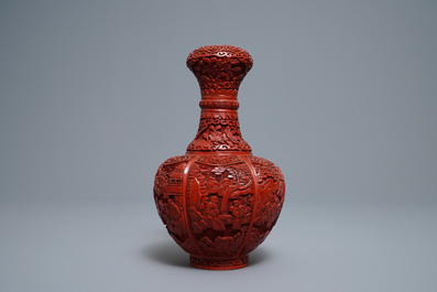 Un vase de forme bouteille en laque rouge, Chine, 19/20&egrave;me