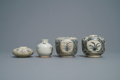 Vier blauw-witte Annamese vazen en een schotel, Vietnam, 14/16e eeuw