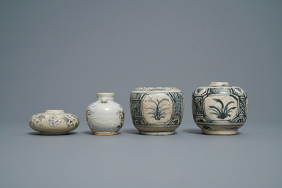 Quatre vases et un plat en gr&egrave;s porcelaineux en bleu et blanc, Annam, Vietnam, 14/16&egrave;me