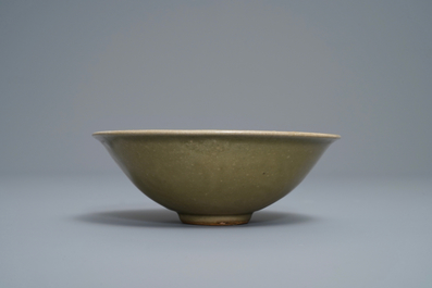 Un bol en porcelaine de Chine c&eacute;ladon de type Yaozhou &agrave; d&eacute;cor floral, Song
