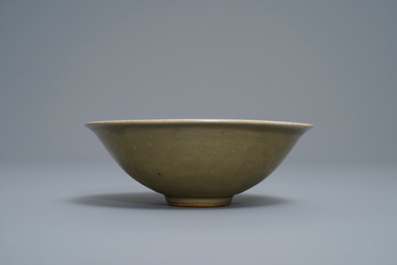 Un bol en porcelaine de Chine c&eacute;ladon de type Yaozhou &agrave; d&eacute;cor floral, Song
