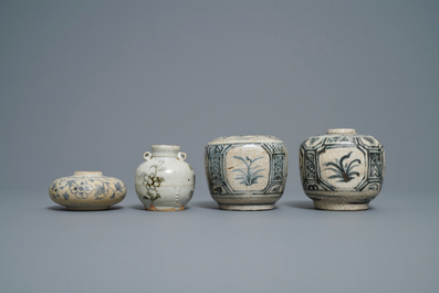 Quatre vases et un plat en gr&egrave;s porcelaineux en bleu et blanc, Annam, Vietnam, 14/16&egrave;me
