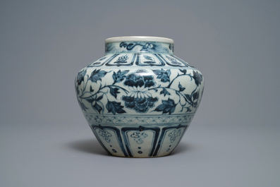 Un vase en gr&egrave;s porcelaineux en bleu et blanc, Annam, Vietnam, 15/16&egrave;me