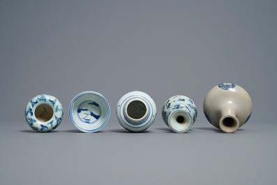 Trois vases, un lave-pinceaux et un bol sur piedouche en porcelaine de Chine en bleu et blanc, Ming et apr&egrave;s