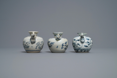 Drie Chinese blauw-witte waterdruppelaars met kippenkoppen als tuiten, Ming