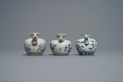 Trois compte-gouttes aux t&ecirc;tes de poules en porcelaine de Chine en bleu et blanc, Ming