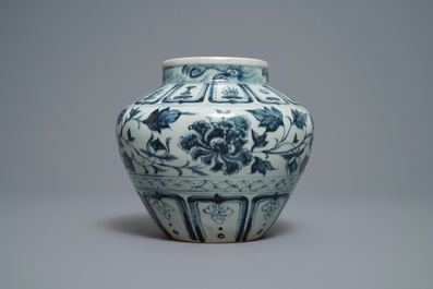Een blauw-witte Annamese vaas met floraal decor, Vietnam, 15/16e eeuw