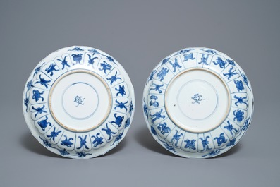 Vier Chinese blauw-witte borden in lotusvorm met floraal decor, Kangxi