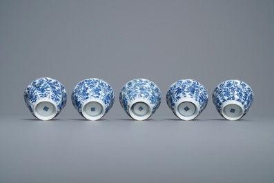 Zestien Chinese blauw-witte koppen en schotels, Kangxi