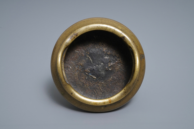 Een Chinese bronzen driepotige wierookbrander, Xuande merk, 18/19e eeuw