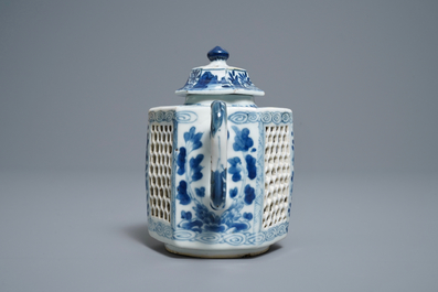 Een Chinese hexagonale blauw-witte dubbelwandige opengewerkte theepot, Kangxi
