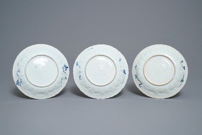 Cinq assiettes en porcelaine de Chine en bleu et blanc &agrave; d&eacute;cor de 'La Romance de la chambre de l'ouest', Kangxi