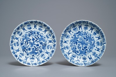 Quatre assiettes en porcelaine de Chine en bleu et blanc en forme de lotus, Kangxi