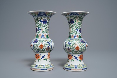 Une paire de vases en porcelaine de Chine wucai, marque de Xuande, R&eacute;publique