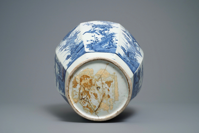 A Japanese blue and white octagonal Arita vase with floral design, Edo, 17th C.