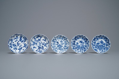 Zestien Chinese blauw-witte koppen en schotels, Kangxi