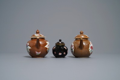 Drie Chinese famille rose theepotten met capucijn en zwarte fond, Yongzheng/Qianlong