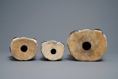 Drie Chinese famille rose figuren van sterrengoden, 19/20e eeuw