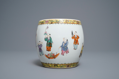 Een Chinese famille rose vaas met spelende jongens, Republiek