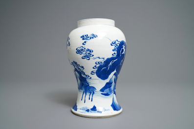 Een Chinese blauw-witte vaas met herten en kraanvogels, Kangxi