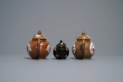 Trois th&eacute;i&egrave;res en porcelaine de Chine famille rose sur fond capucin et noire, Yongzheng/Qianlong