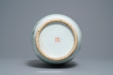 Een Chinese qianjiang cai vaas met onsterfelijken, gesign. Ma Qing Yun, 19/20e eeuw