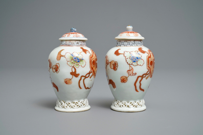Une paire de bo&icirc;tes &agrave; th&eacute; couvertes en porcelaine de Chine en rouge de fer et dor&eacute;, Yongzheng
