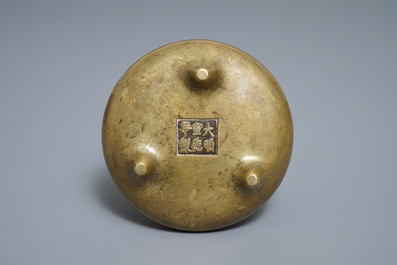 Een Chinese bronzen driepotige wierookbrander, Xuande merk, 18/19e eeuw