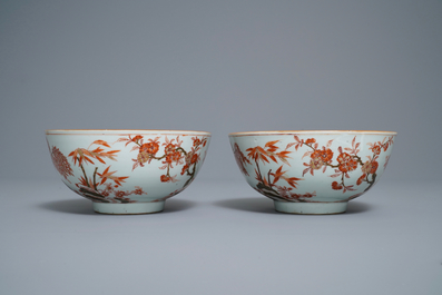 Une paire de bols en porcelaine de Chine en rouge de fer et dor&eacute;, Yongzheng