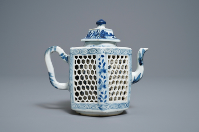 Une th&eacute;i&egrave;re ajour&eacute;e &agrave; double parois en porcelaine de Chine en bleu et blanc, Kangxi